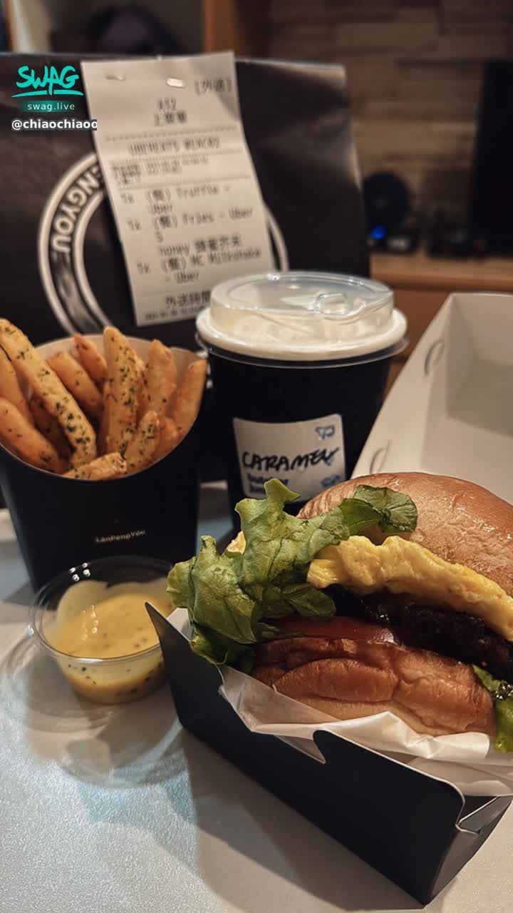 chiaochiaoo : 今天端午節不吃粽子吃漢堡🍔
有人也還沒吃粽子的嗎？😂