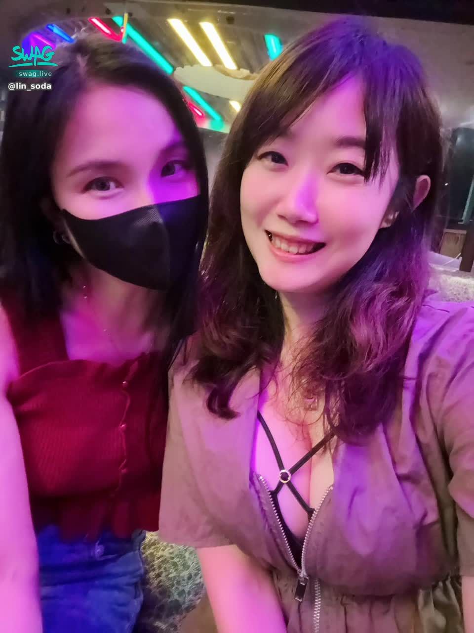 lin_soda : 5/30(五）今晚 ！就是現在😈
💋 姐妹花開放性感派對🌹今晚不見不散！
兩位性感小壞蛋Jolly & Soda首度合播💣
表演只為今晚開啟🔥
想看我們的火辣互動嗎？想要被雙倍電力包圍嗎？
快來佔位置，錯過就要等下次囉～
📷 附上我們的合照給你們偷看一下😈
#直播辣辣辣 #性感女神聯手出擊

送雲霄飛車❤️指定喝酒、點歌、玩輪盤、開表演；玩拉霸機中777有驚喜