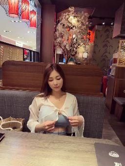 sexy_boa : 💋想幫寶兒拆個禮物嗎?🥰💓💗