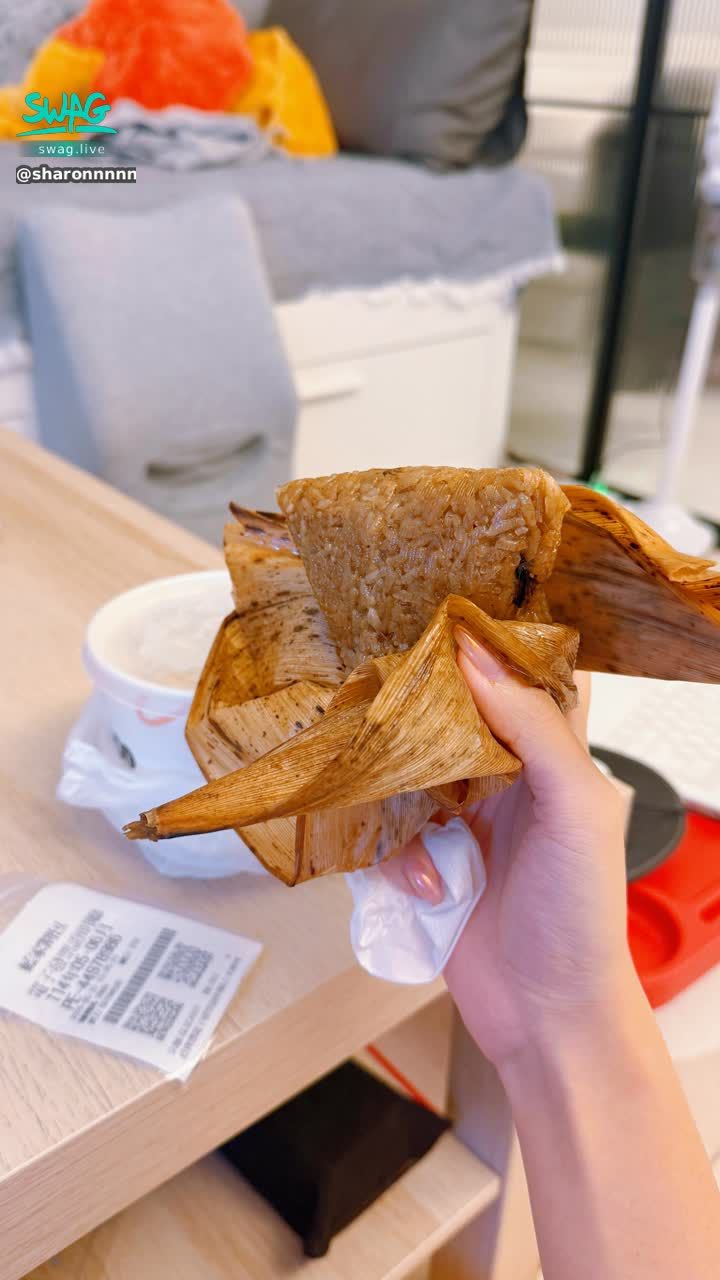 sharonnnnn : 端午節快樂❣️好想吃粽粽 竟然在家用外送叫到了🤤