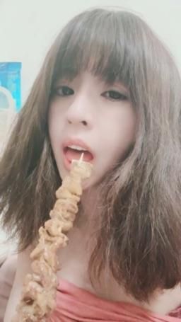 lovemeredith : 雞皮很難咬，我比較喜歡咬男的吉拿棒，你不要穿褲子，這樣才舒服