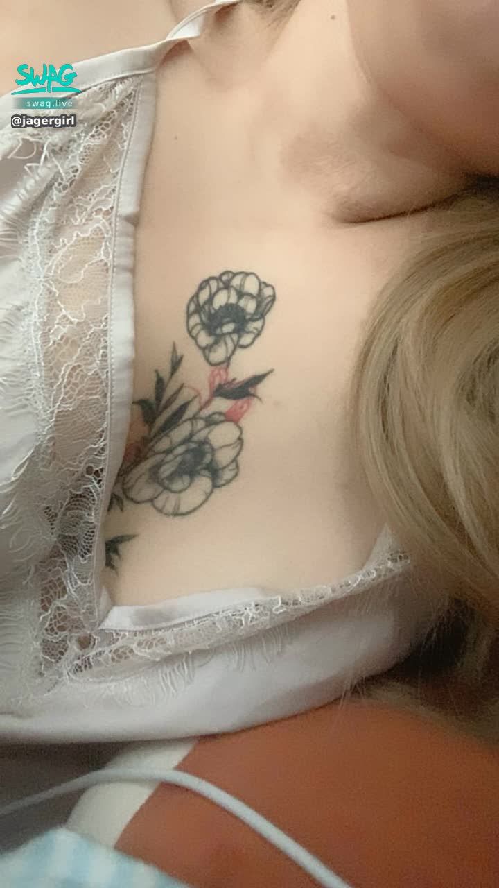 jagergirl : 今晚我乖乖穿上米白蕾絲睡衣…只想當你心裡的小女友
可以親我嗎？還是…我乖乖讓你探索巨乳胸口的花？🥺
私訊【小女友的秘密】領取今晚的戀愛福利影片💌
#sexy #性感 #生活 #騷 #奶 #大奶🔥 #女友 #甜美 #清純 #巨乳 #hot #boobs #可愛 #body #白白嫩嫩 #白皙 #bigboobs #淫蕩 #誘惑 #sexygirl #挑逗 #夢幻系 #甜心 #惡魔的誘惑 #深夜 #床上 #girl #young #babygirl #j