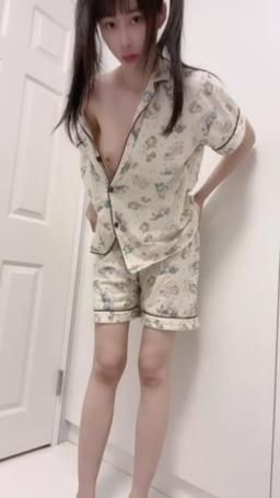 miyukibaby : 站著看我脫褲褲❤️😈喜歡我的大長腿嗎🦵🏻