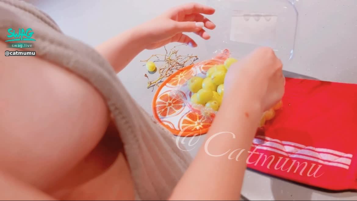 catmumu : Want some grapes?