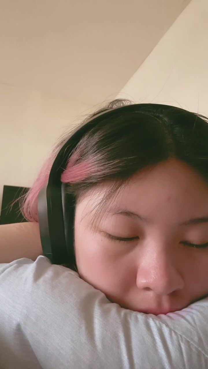 lustine : 剛起床...春嬌今晚會直播呦❤
6/3 (二 ) 22:00準時上線❗
希望我今晚表演什麼？先私訊告訴我～

#sexy #性感 #生活 #日常 #露臉 #甜美 #可愛 #新人