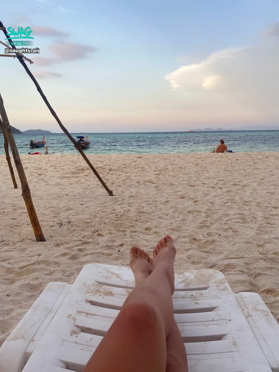 naughty_pipi : 🏖️給自己一個發呆的理由
因為海太美,沙子太療癒,還有我太可愛🤭