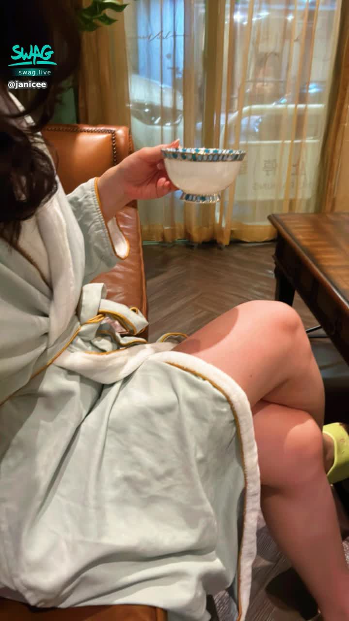janicee : 人與人的相處，
就是鏡像
每個舉止都是一種選擇與回饋
陰陽的交合是很直接的試探
一退一進的收合都是親密且赤裸的
愉悅的真空在抽開時特別難捨
演的持續不久
只要頂入十幾公分
就有機會觸碰靈魂的顫動

🌟About me🌟
你知道聊天時第一句話問什麼會讓女生不開心嗎？除了說聲嗨然後被句點，你都怎麼開話題呢？
我是你的貼身家教Janicee，看過上萬個哥哥的疑難雜症與迷思，有感於大家的迷惘，我將帶你從零開始進入這個神秘的領域，手把手教你從如何選擇適合的賽道、打造個人魅力、聊天時的約妹方法、到如何讓女生想出門。
私訊我「搶先看」，就可以獲得20分鐘搶先看免費影片❤️
願意學習，你就贏在起跑點，趕快把握機會吧💕