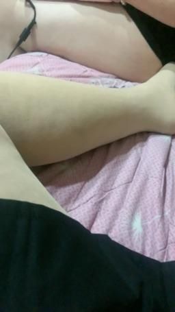 jagergirl : 如果是你在旁邊，你會想加進來還是…看我們繼續玩下去？🔥
都已經用腳趾撩上去了寶貝們
➡️猜她內褲顏色，猜對送福利圖👅
#sexy
#性感 #生活 #騷 #長腿 #hot #可愛 #白白嫩嫩 #淫蕩 #body #sexygirl #誘惑 #legs #女女 #絲襪 #腿控 #girl #young #白皙 #騷貨 #sexybody #babygirl #床上 #惡魔的誘惑 #深夜 #挑逗 #ㄘ