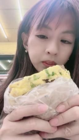 lovemeredith : 堅果肉排蛋饅頭，好吃耶，要不要餵你吃