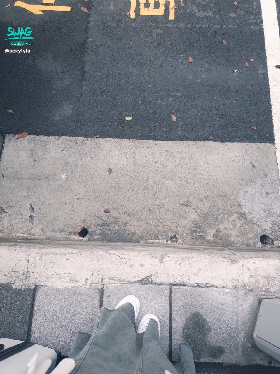 sexylyla : 現在是中原標準時間早上6:09
已經畫好妝要去搭車了😆
這個週末要跟家人出去玩🫶🏻
好久沒有出遠門了🧸🪁🛝
好期待好期待😚😙
