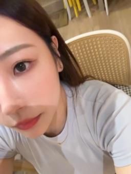 lovekikii : 哈哈 用我的屁屁撞一下(*≧ω≦)