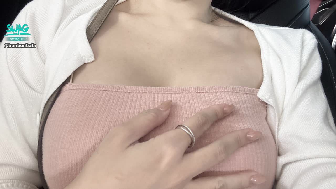 bonbonbabe : 熱情回歸～直播正在準備中 你們想看哪一種呀？
好多蹦寶們都還在 好開心🥳
也都有領到小小福利唷🤫