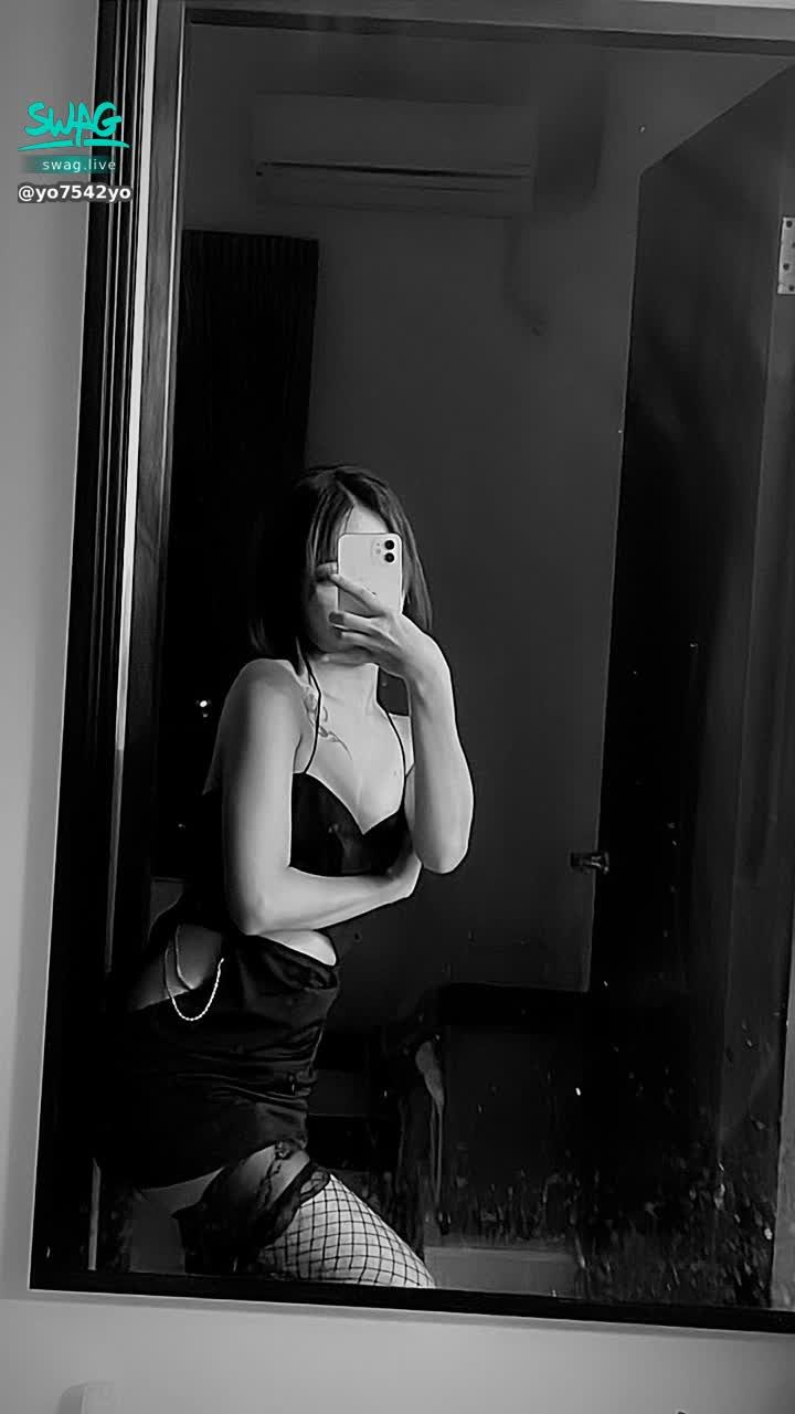 yo7542yo : 新衣到貨先試穿 之後上播給你們看♡.·*.