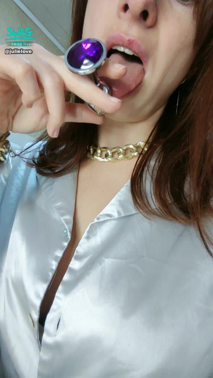 julielove : I caress the anal plug with my tongue 2