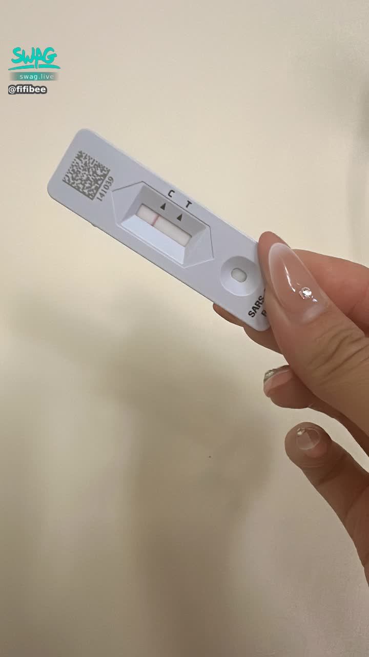 fifibee : 昨天晚上開始低燒
全身酸痛不舒服
我朋友問我該不會是確診了吧！！！
有點擔心的拿了之前的快篩篩一下
還好沒事😆應該就是普通感冒了😷