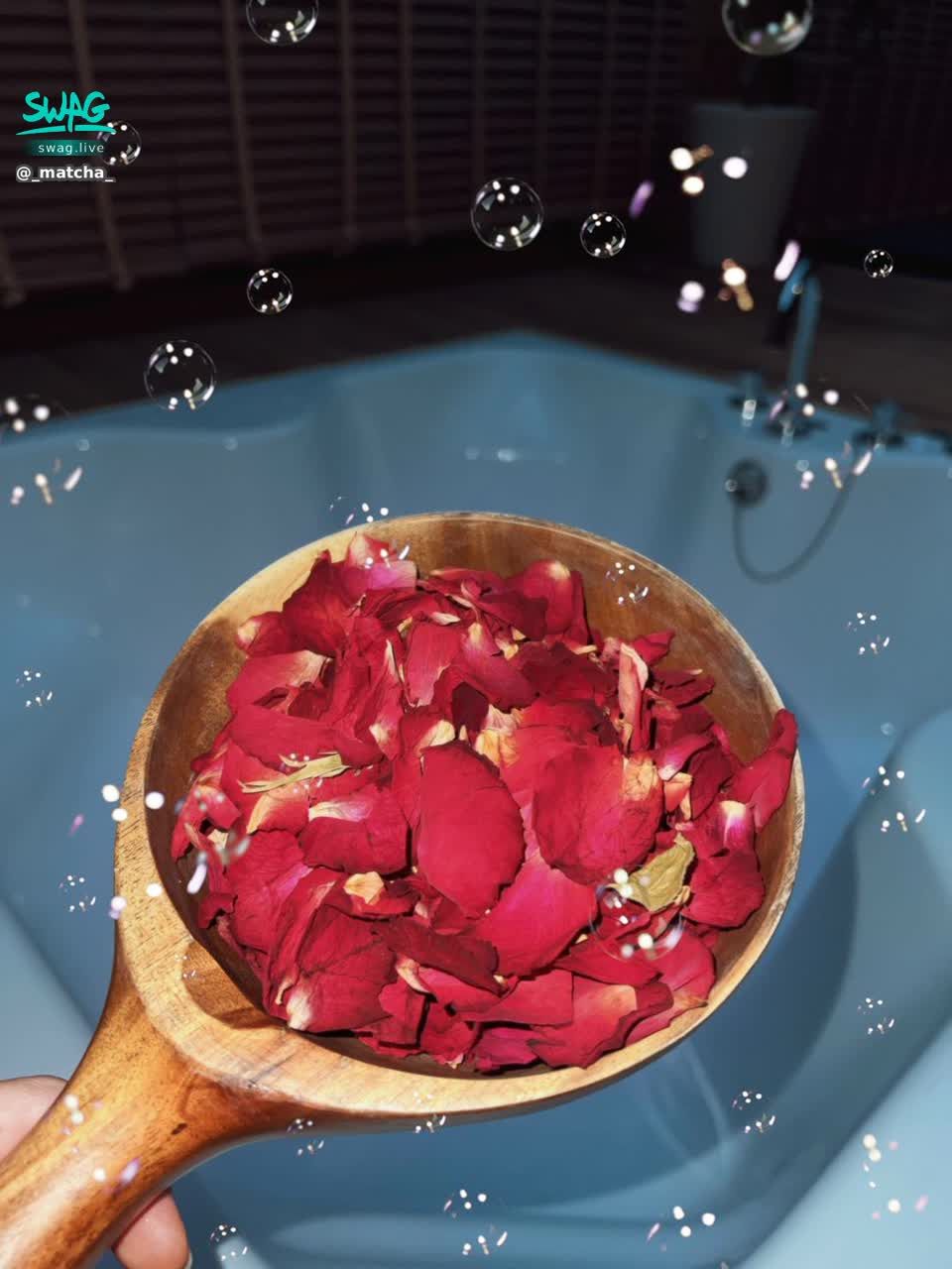 _matcha_ : 全身酸痛😔泡玫瑰花瓣澡...舒緩肌肉
今晚開個泡澡表演🥰
6/13 (五) 晚上10點開播❗❗❗

#直播 #素人 #浴缸 #泡澡 #生活 #日常