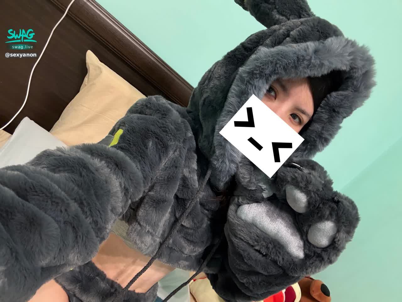 sexyanon : 今天10點有直播喔，買了新衣服😆😆