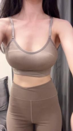 sexylyla : 今天的我超失控😵‍💫
忍不住一直跳、一直搖…
整個胸跟屁股都自己跑出來了💃
哥哥你敢點進來看嗎？我保證你會盯著我喘不過氣...