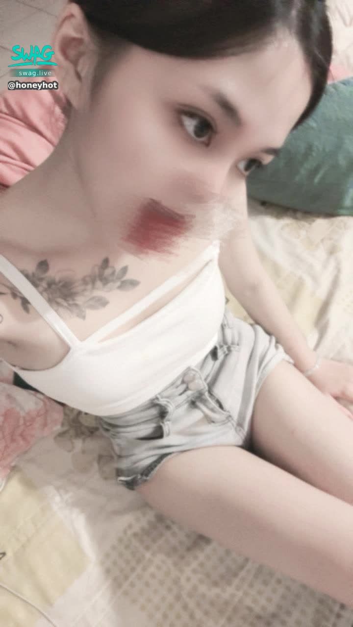 honeyhot : 剛剛凌晨場四點有買票卡住的人密我送你們色色福利😈～再次sorry跟大家說不知道為什麼會卡住？有買票的人要記得密我喔🥲記得要繼續支持哈妮唷🫶🏻（臉擺得不好看所以塗掉🤣）