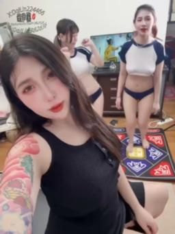 dailing : 這是在🤷‍♀️🤷‍♀️🤷‍♀️🤷‍♀️🤷‍♀️
跳小蘋果啦😊