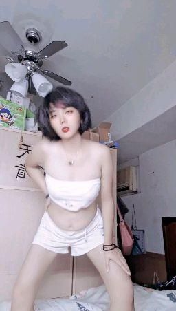 y********y : dance in love moon ❤️ 🌙 
邊跳邊脫，近距離奶茶乳暈給你吸🙏