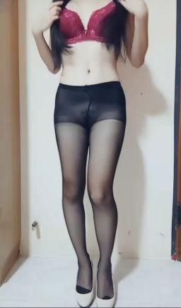 quanna : 實在性感的高跟鞋黑絲美腿裡面沒穿內褲🙈