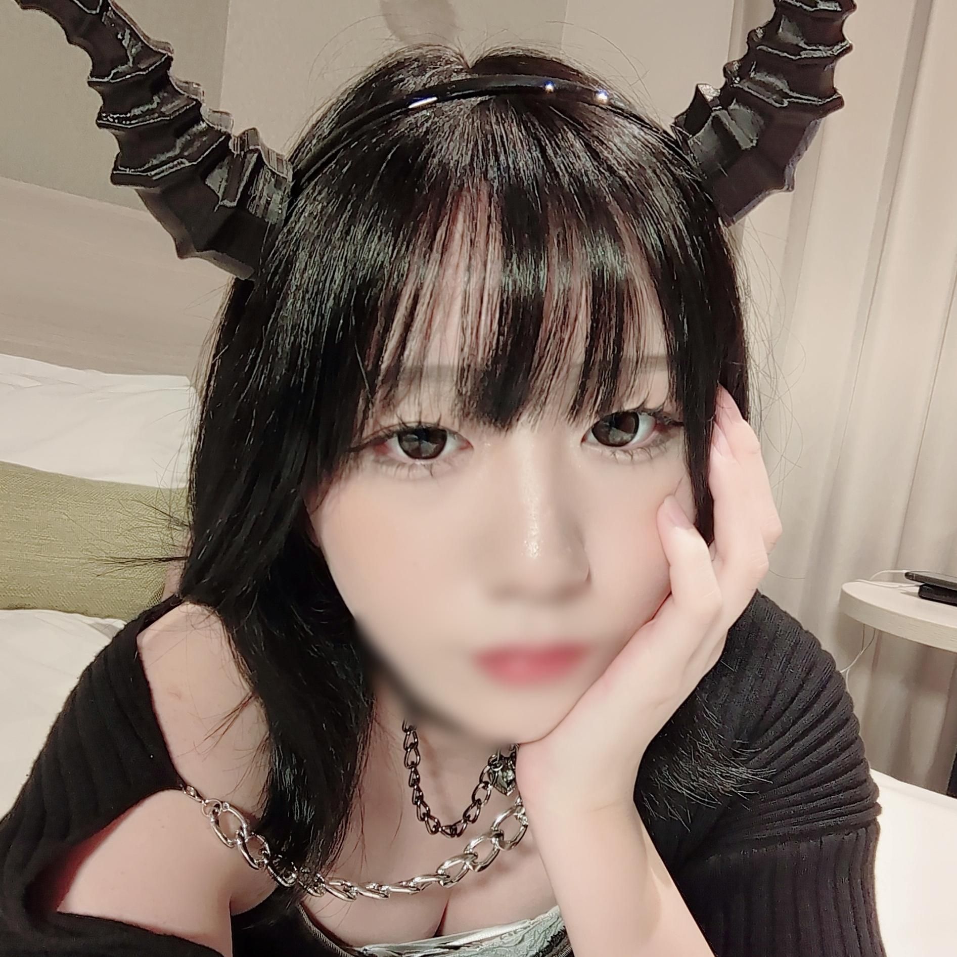  : 🔥【無碼狂熱】🔥淫亂魔王降臨！白皙時尚尤物被猛插狂幹！萬聖節派對辣妹瘋狂交纏，墮入快感深淵！😈👅💦