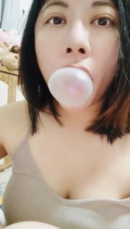 lelelina : 🫧 Blow bubbles 🫧 Tried a Japanese chewing gum 🤭🤭🤭 See how big it blows 😆😆

#樂樂 #露臉 #白皙 #日常
