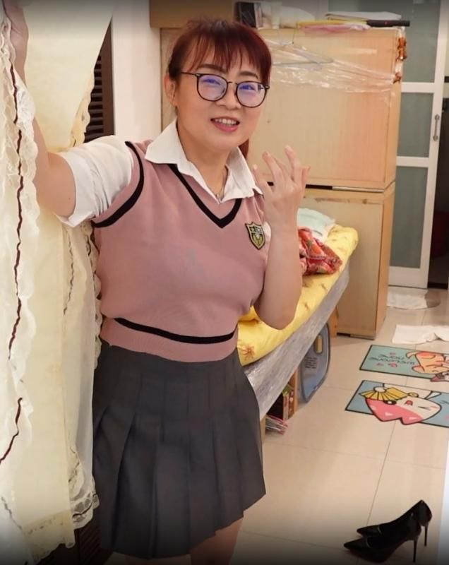 pennymomo : 老濕穿學生制服  廁所跟棒棒色色的情話  學生忍不住口爆