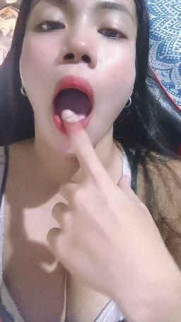 lizzy05 : sucking finger