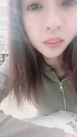 lovemeredith : 拿包裹，你想看我穿什麼衣服還是不要穿更好
