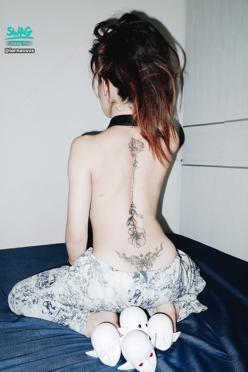 lornavsvs : Babe Do you like my back?