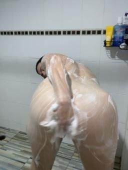 pollyunholy : 肥皂搓肥臀 🚿🧼🍑