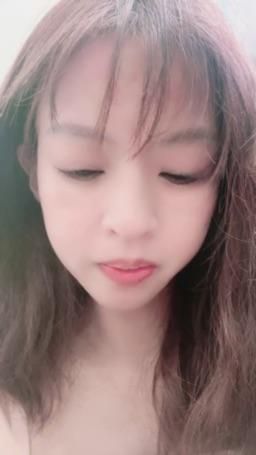 lovemeredith : Valentine's Day is coming soon. I really want to eat chocolate, but I don't have a lover, so I have to buy it for myself. Do you want to be my lover?