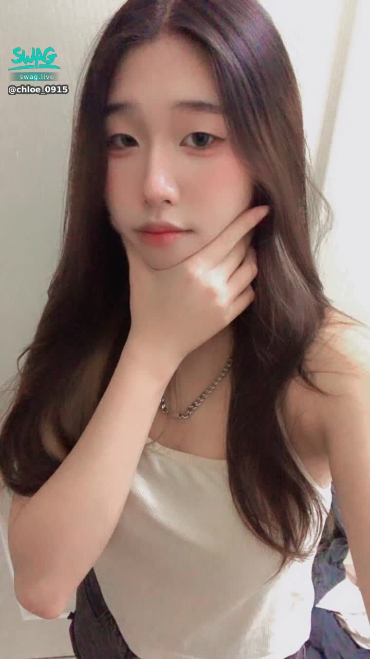 chloe_0915 : The weather is so hot~ I am too lazy to go out 😅 Anyone want to go out for food together? 🥰 Send me a private message quickly~ #性感 #sexy #生活 #日常 #露臉 #可愛 #私訊 #羅莉控 #甜美