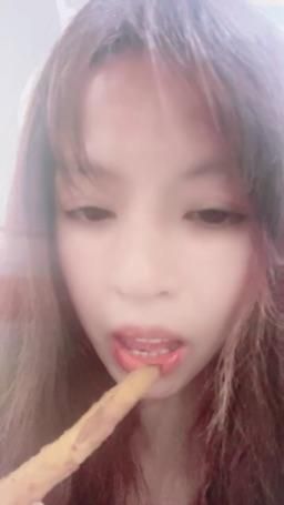 lovemeredith : 地瓜薯條太細了，吃不過癮 我要你的肉棒，交出來