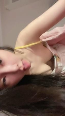 miyukibaby : 母狗姿勢讓你意淫😍👉🏻👌🏻💦想抓抓我的奶🥛
