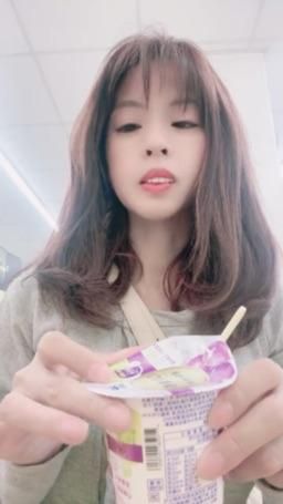 lovemeredith : 吃優格皮膚會滑嫩，這樣你想不想把我吃掉