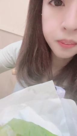 lovemeredith : 蔬菜牛肉蛋堡，我的最愛，你想不想跟我一起吃