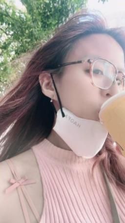 lovemeredith : 好熱呀，等公車喝冰那堤，慾火等你解