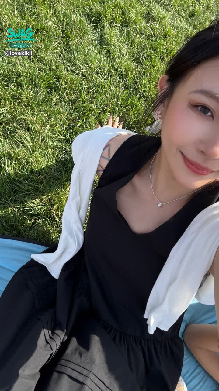 lovekikii : 因為台灣時差跟柏林差了6小時時差，這裡下午 都是台灣的晚上10點過後了 ，然後被告知加碼活動從原本的7/1～7/4
被改成6/29～7/3號 ，瞬間超級不知道該說什麼
加上每天都團體行動 也很難得有這樣的機會跟著大家一起出來走走看看
（搭了快15小時！要的吧！🥵）
我有嘗試直播 但真的也太難了
邊走路邊直播，然後你如果不注意又怕被偷！
這幾天我就有遇到！！ 🫠不過還好有工作人員陪我..
希望可以幫幫忙 善用聊天室丟夏日比基尼禮物支持，我盡力找到時間…直播😭

照片裡面有誰給你猜猜🤩