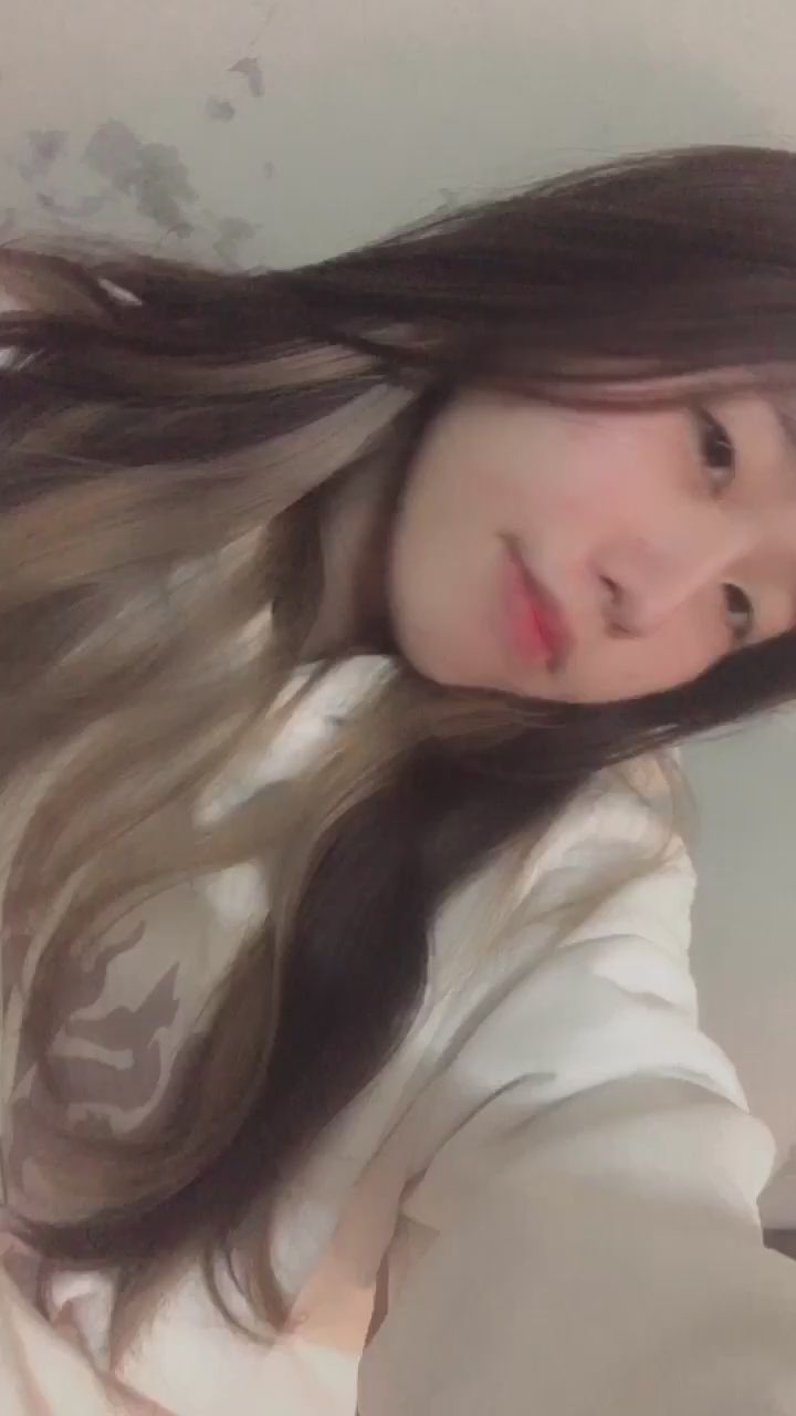 chloe_0915 : 月底最後一天了~大家加油😘
7月份開放約會預約囉❤
帶我出門吃飯、逛街都可以喲
想約會的私訊：我要約會
前三位半價💦😈

#sexy #性感 #生活 #騷 #露臉 #可愛 #甜美 #素人 #蘿莉控
