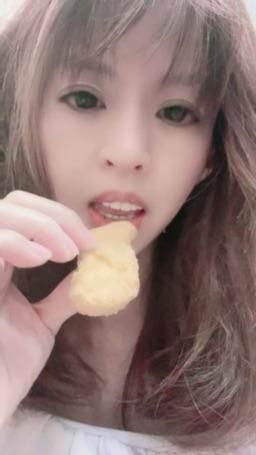 lovemeredith : 貓貓也叫著想吃雞塊，你猜牠是公的還母的，答對送片片