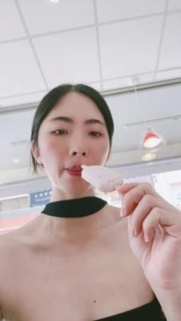 feelingg : 好熱🥵來吃一根冰棒