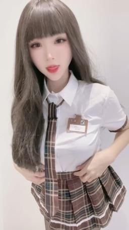 chloeebb : 學妹撩起制服不是只發動揉奶攻擊
居然連奶頭也彈出來💥