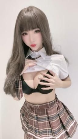 chloeebb : 低鑽露臉學妹揉奶 
不可放過的限動！！