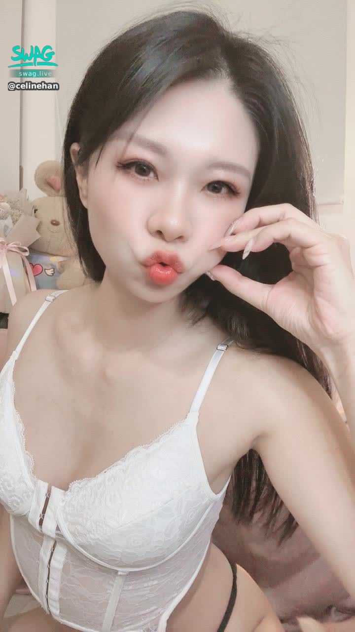 celinehan : 休息一個月，愛我的哥哥都還在寶貝身邊，寶寶寶好感動😭 
不會遇到什麼事有你們在身邊，寶寶都還是會堅持下去的🥰🥰🥰晚安明天見❤️