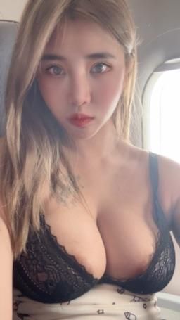 alice_life : 只穿內衣在飛機上偷偷留意我的胸部好?