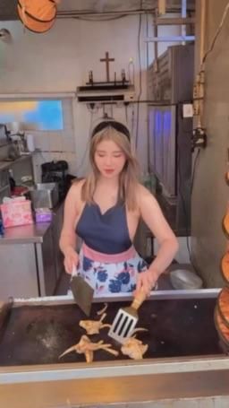 alice_life : 不穿內衣擺攤煮食，旁邊的警察也忍不住看