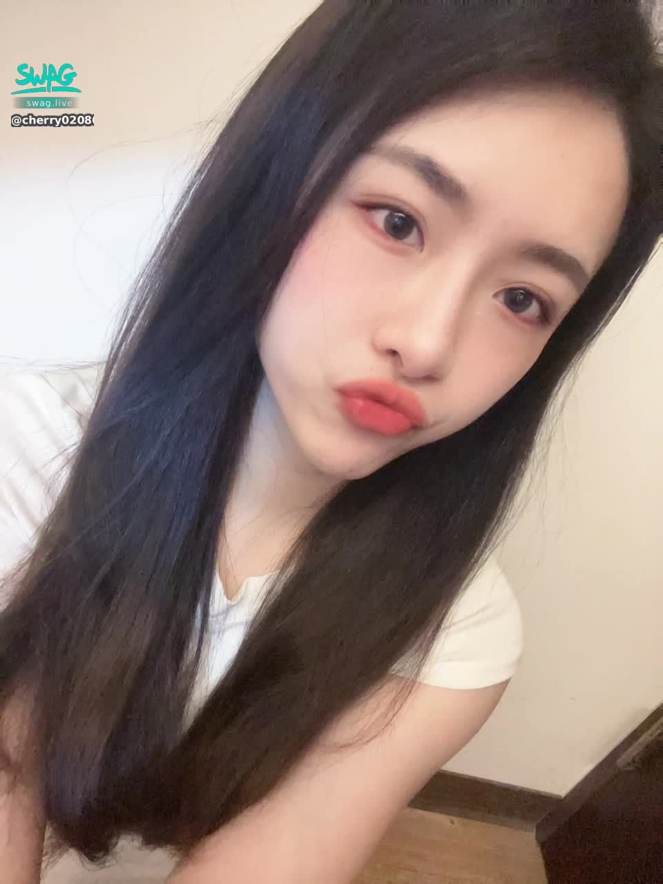 cherry020800 : 天氣熱到快被烤成乾了❗😛約會可以帶我去室內嗎😅想約會記得私訊我❗❗ #sexy #性感 #生活 #露臉 #可愛 #甜美 #素人 #約會 #私訊